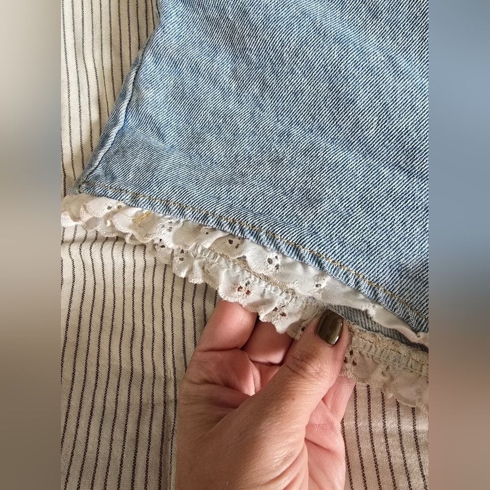 Vtg 90s Paris Blues Denim Shorts Lace Eyelet Trim 2" Inseam Size 26 - Picture 2 of 10